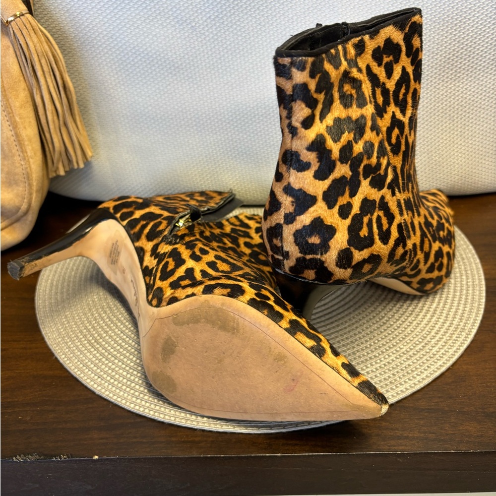 Sam Edelman cheetah print bootie in calves hair. Size 10 - Picture 4 of 4